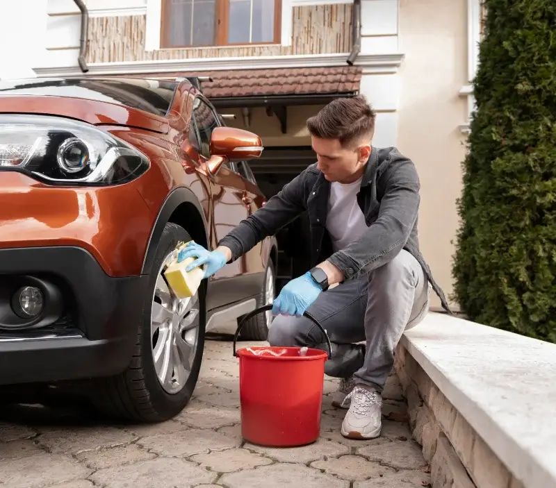 Lavage auto à domicile Moustier-Ventadour : professionnel intervenant sur un véhicule